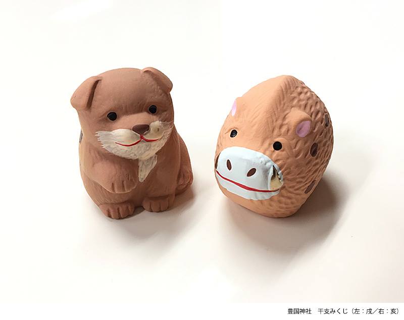 Deux figurines du zodiaque japonais : le chien et le sanglier