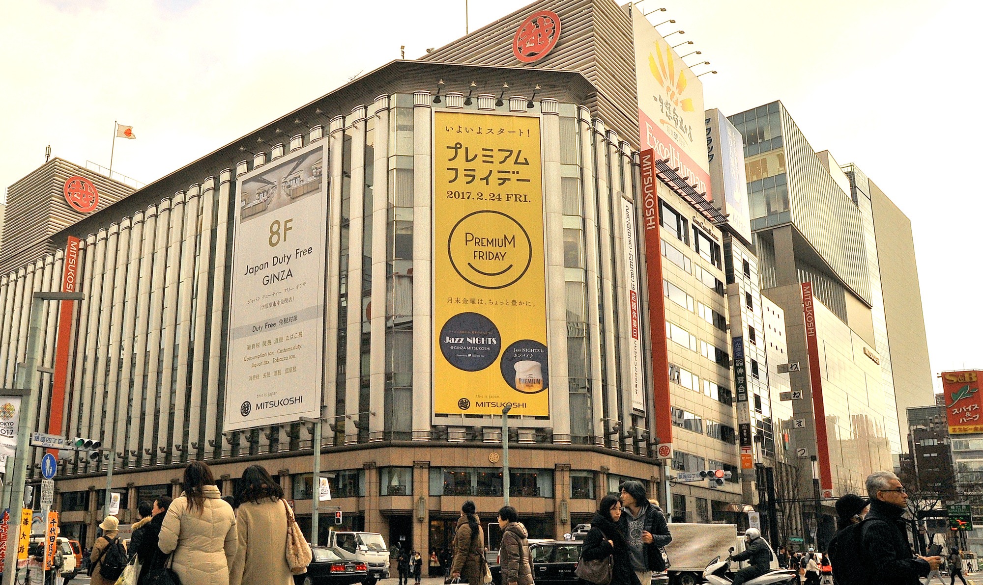 Facade du grand magasin Mitsukoshi avec une banderole presentant le Premium Friday