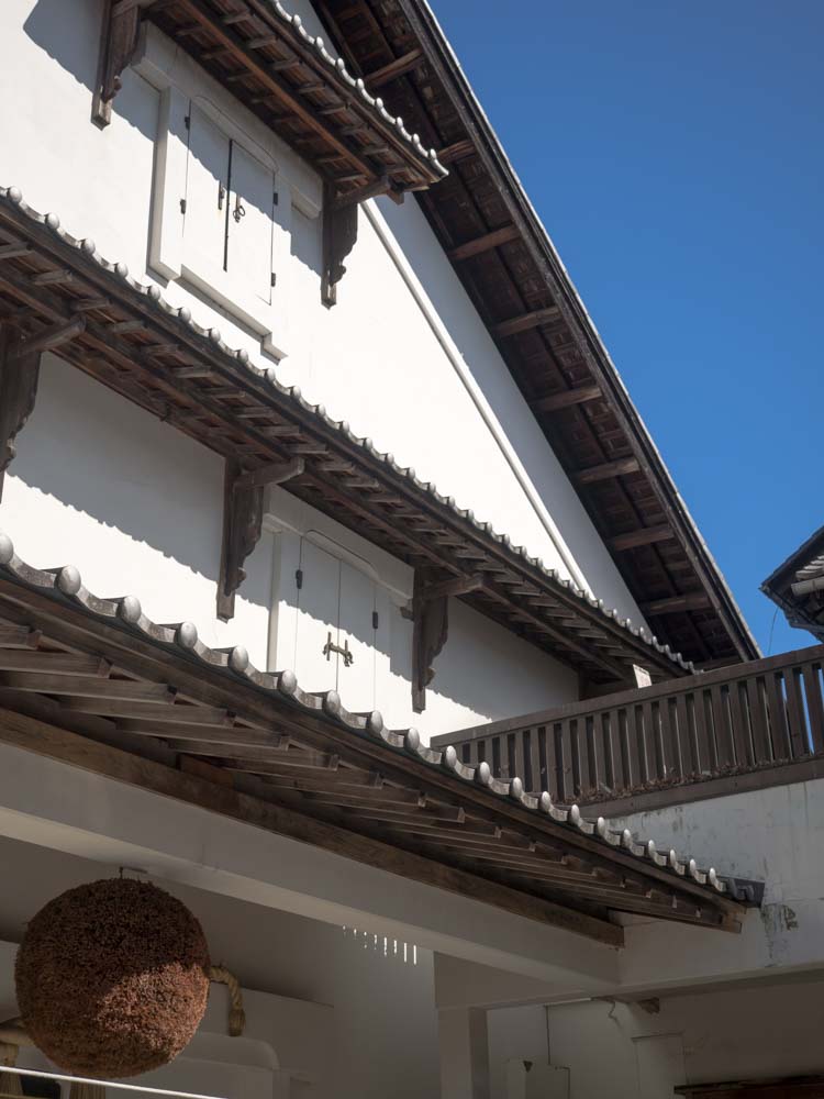 Ciel bleu. Au premier plan, une sugidama (boule d'épines de cedre), symbole du sake en préparation