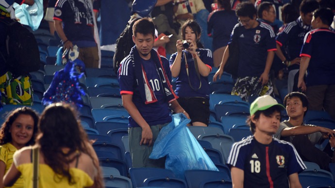 Photo de supporters japonais ramassant les déchets lors de la Coupe du Monde de football de 2014